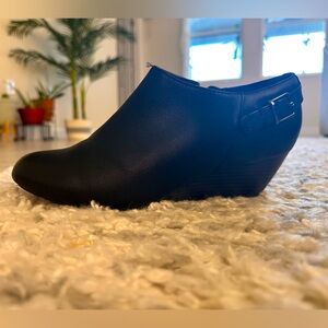 Clark’s wedge ankle bootie size 8 great condition